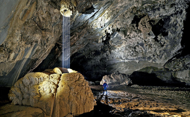 O famoso “chuveirinho” da caverna Temimina, em Iporanga, São Paulo, é formado a partir de águas oriundas do epicarste, que se infiltram em fraturas preferenciais do corpo rochoso de calcário.